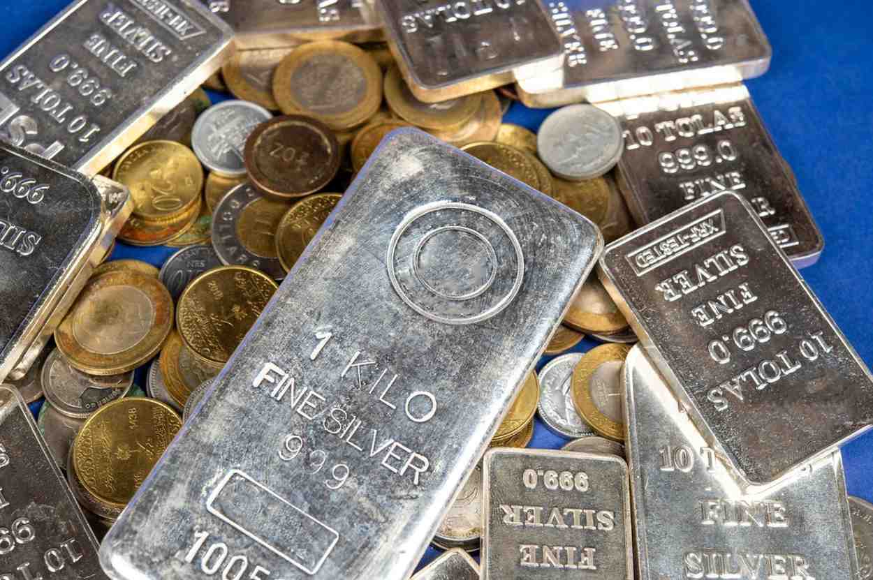 Global Crises Hit MCX: Gold and Silver Prices Fall as Gulf Tensions Trigger Inflation Fears